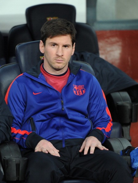 Một tâm trạng đầy âu lo của Messi khi anh không thể ra sân...